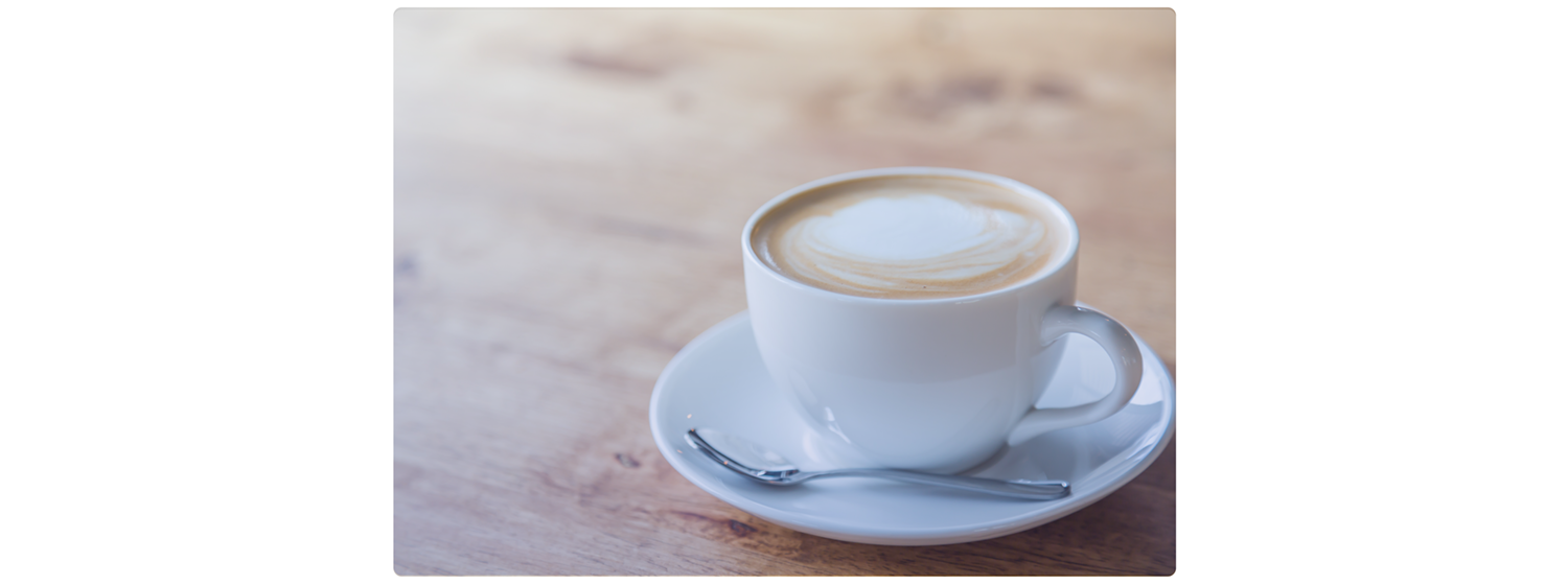 Sin cafeína después de las 14 horasPor qué dejar de consumir cafeína después de las 2 pm me va permitir dormir mejor? ¡Es simple! La cafeína tiene lo que se llama una “vida promedio” aproximadamente 8 horas, lo que significa que su efecto se va reducir antes que te vayas a dormir