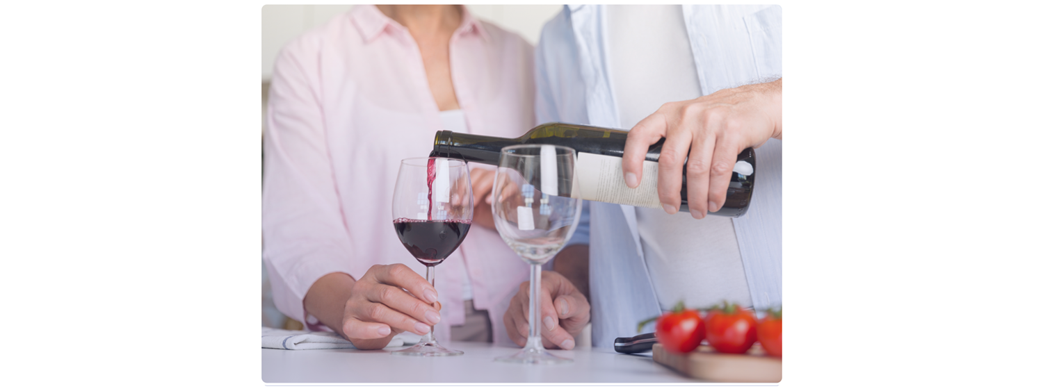 No consumir alcohol 3 horas antes de acostarteEl alcohol no es la respuesta para dormir mejor. Si bien el alcohol puede causar sueño, también puede afectarte de las siguientes maneras:
1.	Evita que alcances las etapas profundas del sueño.
2.	Te deshidrata
3.	Te despierta a la mitad de la noche (generalmente para ir al baño)
Además, el alcohol está lleno de calorías vacías por lo que beber nunca es una buena idea cuando intentas dormir mejor o perder peso